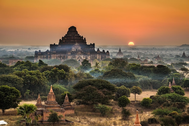 Amanecer escénico sobre Bagan en Myanmar