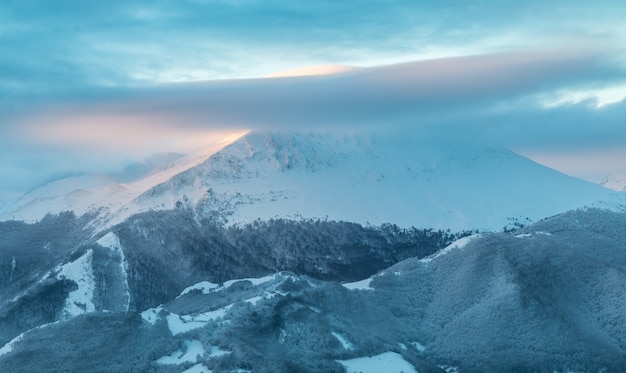 amanecer frío y nevado en las montañas de asturias