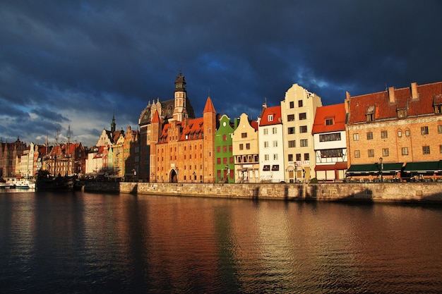 Amanecer en Gdansk en el norte de Polonia