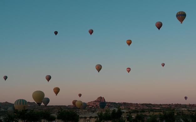 Amanecer con globos volando sobre Goreme en Capadocia