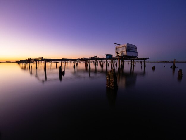 Amanecer en las granjas de mejillones en el delta del Ebro España mejillones