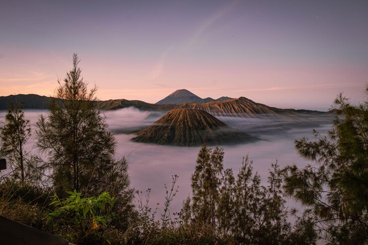 Amanecer en Gunung Bromo o Bromo Mountain, que está cubierto por nubes con un cielo violeta claro