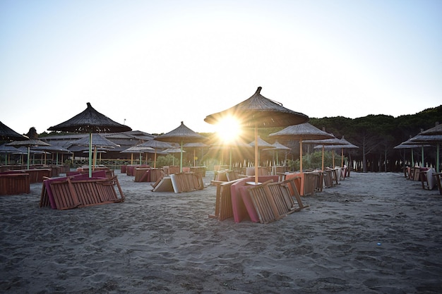 Amanecer en un hermoso día en la playa.