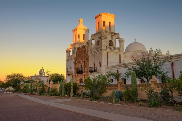 Amanecer en la Iglesia de la Misión de San Xavier en Tucson