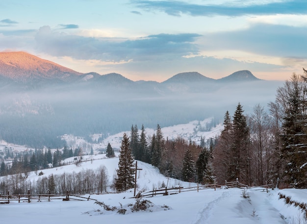 Amanecer invierno pueblo de montaña de los Cárpatos Ucrania