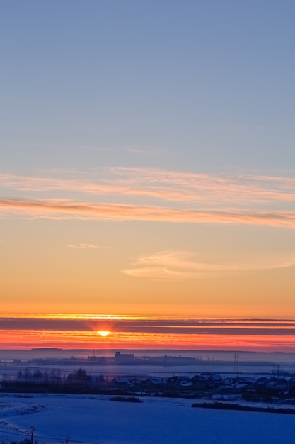 Amanecer de invierno sobre un campo y lago