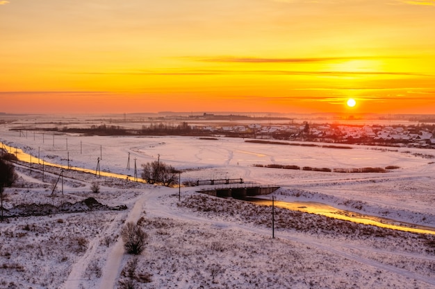 Amanecer de invierno sobre el río y el lago