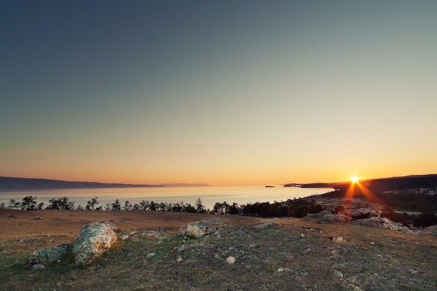 Amanecer en la isla Khuzhir Olkhon Baikal