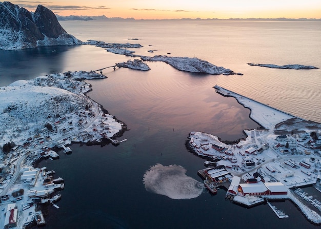 El amanecer en la isla de Lofoten es un archipiélago con un pueblo de pescadores en la costa en invierno en Noruega