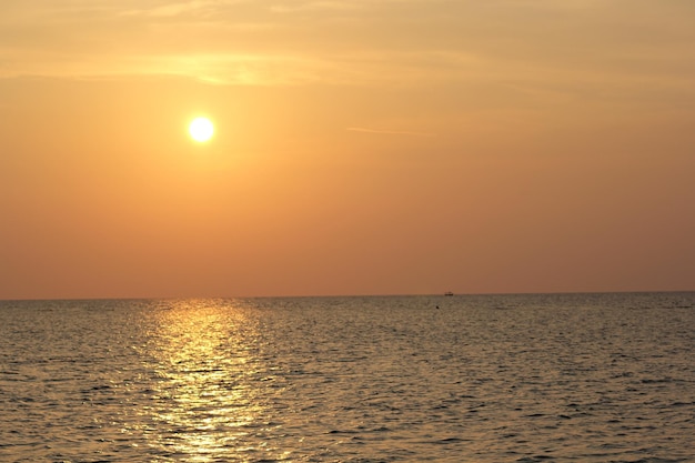 Amanecer en la isla Tidung Yakarta Indonesia