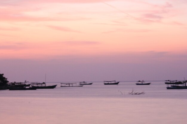 Amanecer en la isla Tidung Yakarta Indonesia