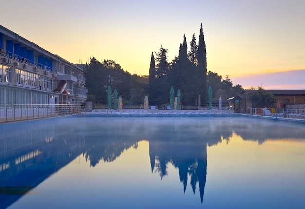 Amanecer junto a la piscina del sanatorio