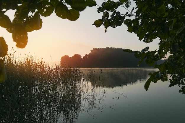 Amanecer en el lago Amanecer sobre el río Paisaje matutino en el Parque Nacional Kashubian Polonia