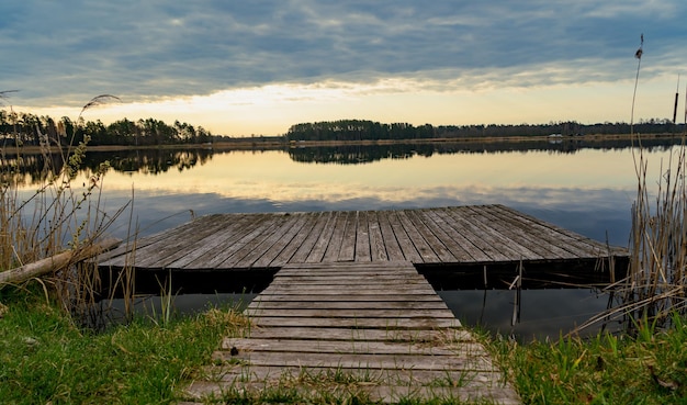 Amanecer en un lago con cielo nublado