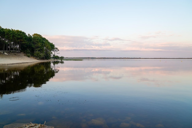 Amanecer en el lago Lacanau con bosque de playa de arena en la naturaleza Gironda Francia