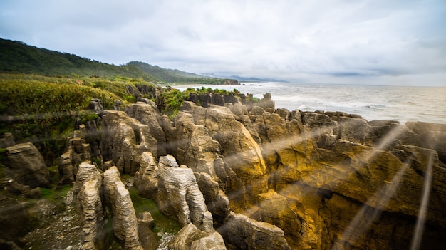 Amanecer luz de las rocas de panqueque y sopladuras en el Parque Nacional Paparoa