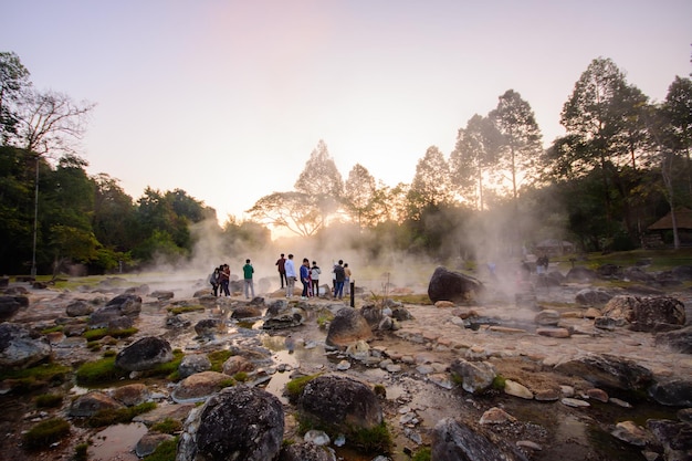 Amanecer en la mañana en el Parque Nacional Chit Chae Son, Lampang Tailandia