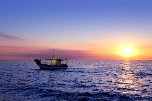 amanecer de mar azul con sol en el horizonte