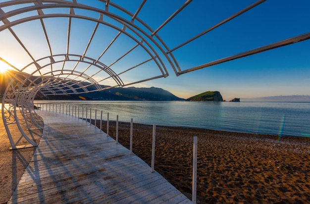 Amanecer en el mar en Budva Montenegro