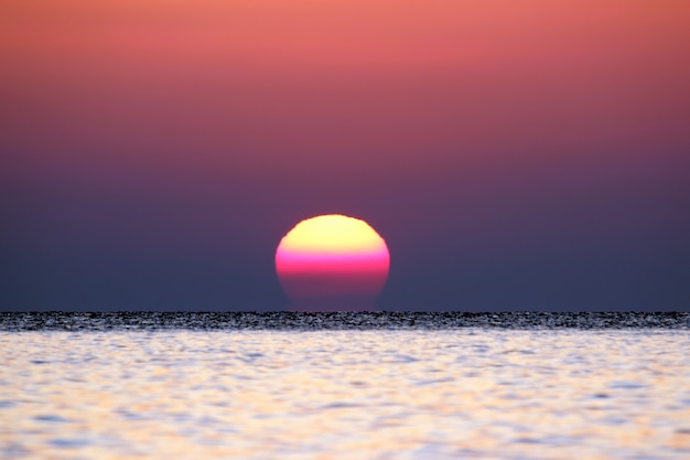 Amanecer en el mar de cerca