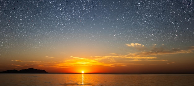 un amanecer en el mar con hermosos gradientes y estrellas