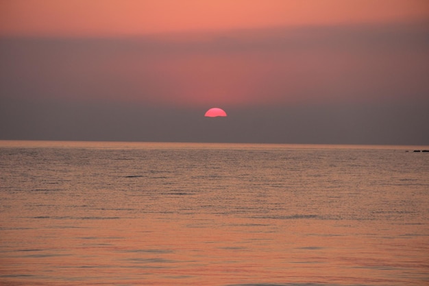 Amanecer del mar rojo desde el mar en verano