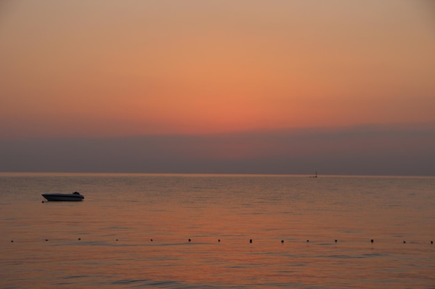 Amanecer del mar rojo desde el mar en verano