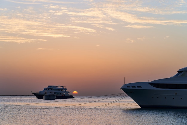 Amanecer en el mar con yates