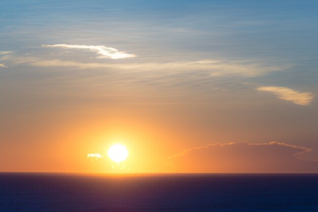 Amanecer en el mar