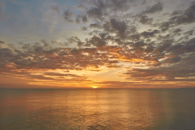 Amanecer en el mar