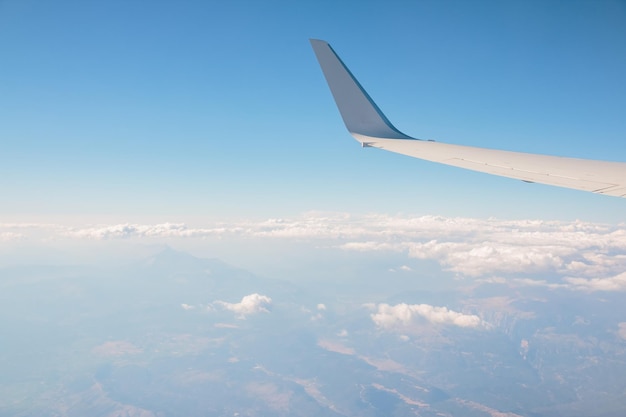 Amanecer matutino con ala de un avión Foto aplicada a la imagen de los operadores turísticos para agregar un mensaje de texto o enmarcar el sitio web Concepto de viaje