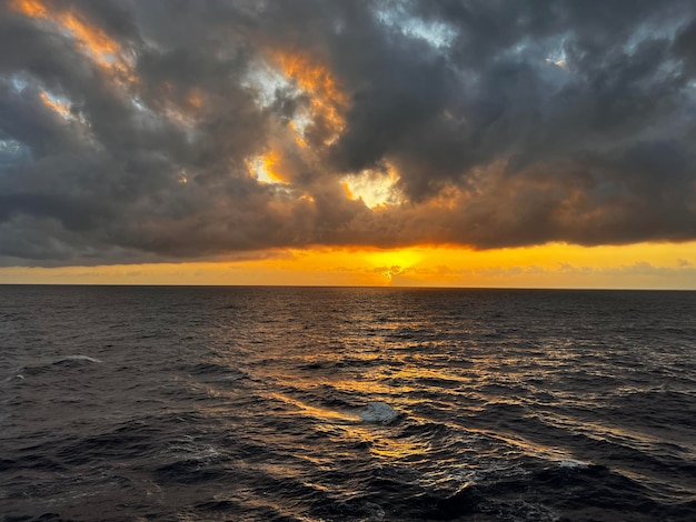 El amanecer en medio del Océano Índico