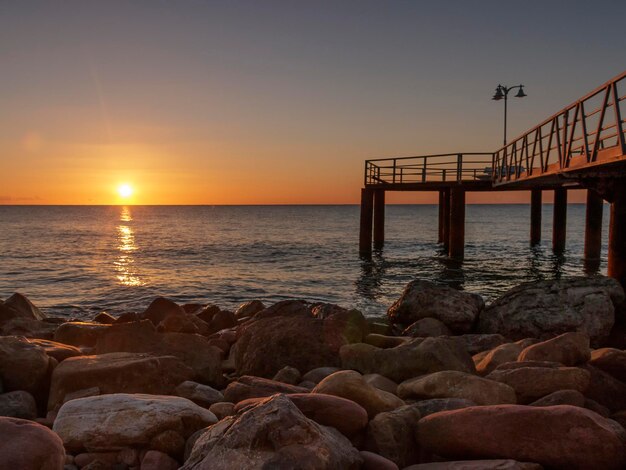 amanecer en el mediterráneo con el embarcadero al fondo