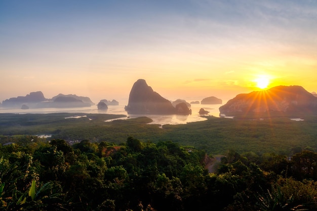 Amanecer en el mirador Samed Nang Chee Pang nga Tailandia