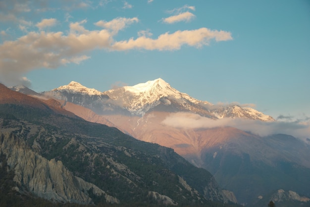 Amanecer en la montaña Annapurna South, Nepal