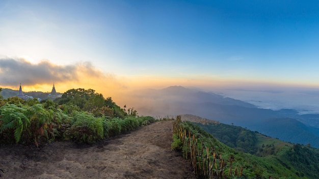 Foto amanecer de la montaña doi inthanon en chiang mai, tailandia