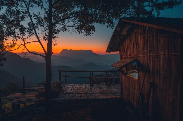 Amanecer de montañaPaisaje de montaña y luz matutina