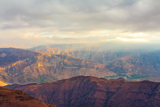 Amanecer en las montañas del Cáucaso Daguestán