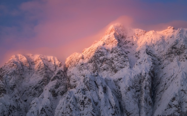 Amanecer en las montañas cubiertas de nieve fresca