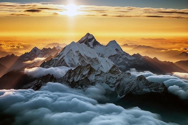 El amanecer en las montañas por encima de las nubes el paisaje del Monte Everest