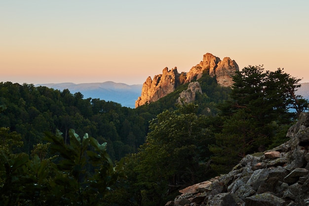 Amanecer en las montañas, fondo natural.