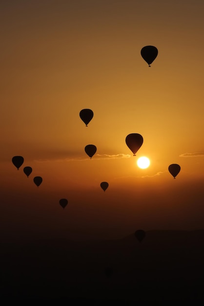 Amanecer en las montañas con globos Capadocia