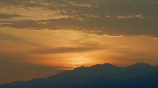 El amanecer en las montañas la luz del sol el paisaje vibrante el cielo dramático al amanecer en tiempo real