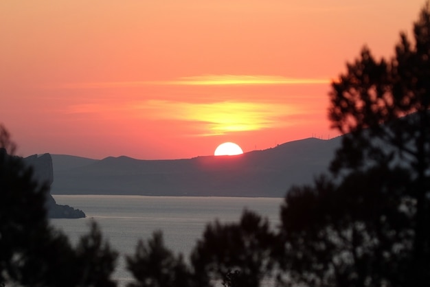 Amanecer en las montañas hacia el mar