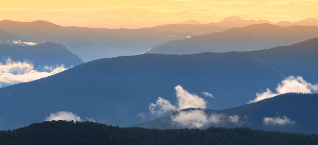 Amanecer en las montañas, paisaje panorámico