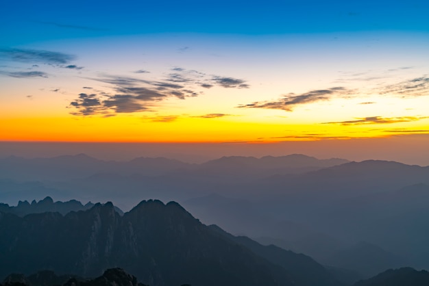 Amanecer en el Monte Huangshan, China