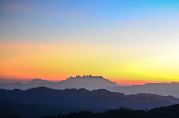 Amanecer en el Monte Luang Chiang Dao. Tailandia