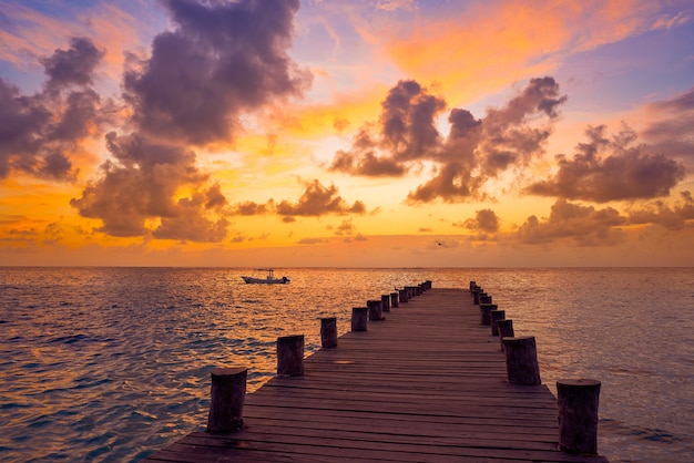 Amanecer en el muelle de la Riviera Maya en el Caribe Maya