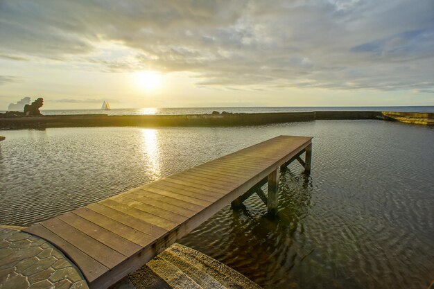 Amanecer en un muelle sobre el Océano Atlántico en Tenerife Islas Canarias España