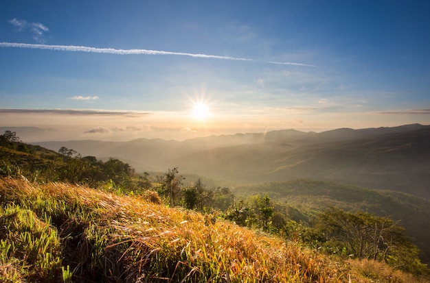 Amanecer en multi capa de alta montaña